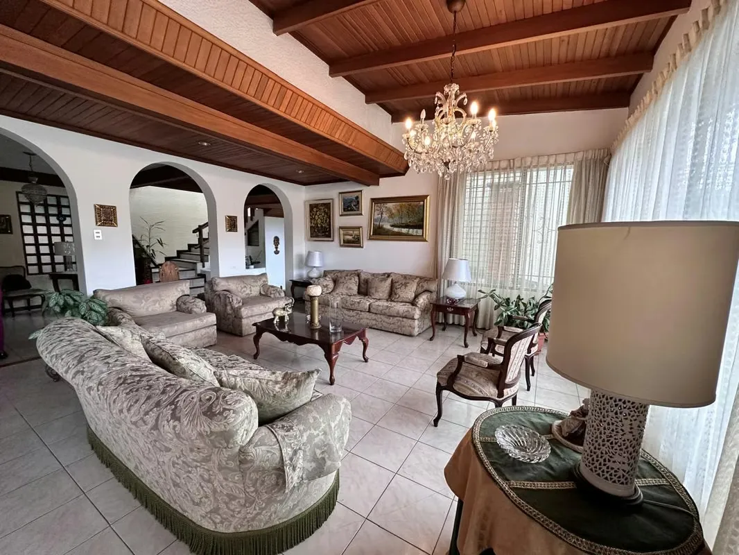 We have for sale beautiful house located in Rohrmoser Nunciatura, with beautiful details in wood, spacious rooms, private garden, excellent location., photo 4