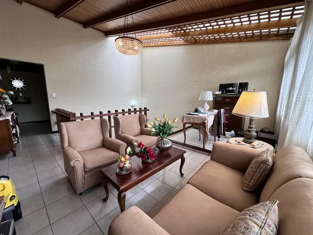 We have for sale beautiful house located in Rohrmoser Nunciatura, with beautiful details in wood, spacious rooms, private garden, excellent location., photo 5