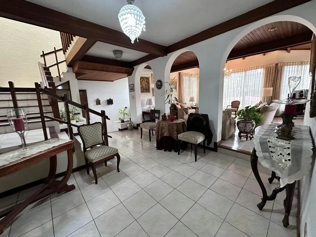 We have for sale beautiful house located in Rohrmoser Nunciatura, with beautiful details in wood, spacious rooms, private garden, excellent location., photo 8