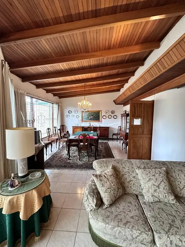 We have for sale beautiful house located in Rohrmoser Nunciatura, with beautiful details in wood, spacious rooms, private garden, excellent location., photo 9