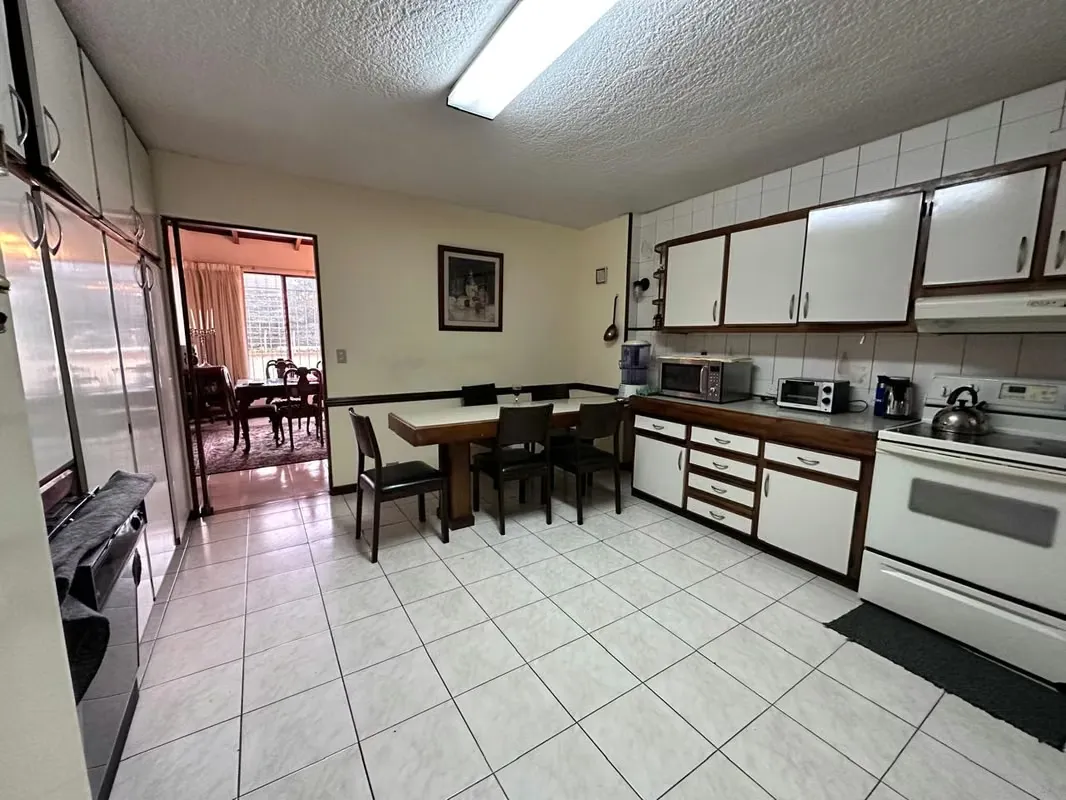 We have for sale beautiful house located in Rohrmoser Nunciatura, with beautiful details in wood, spacious rooms, private garden, excellent location., photo 10