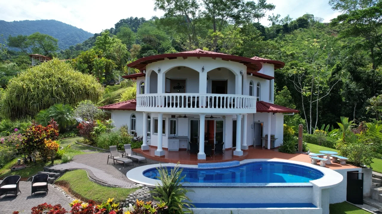 PROPERTY WITH FOUR BEDROOMS WITH OCEAN VIEWS, IN OJOCHAL – 0.54 ACRES
