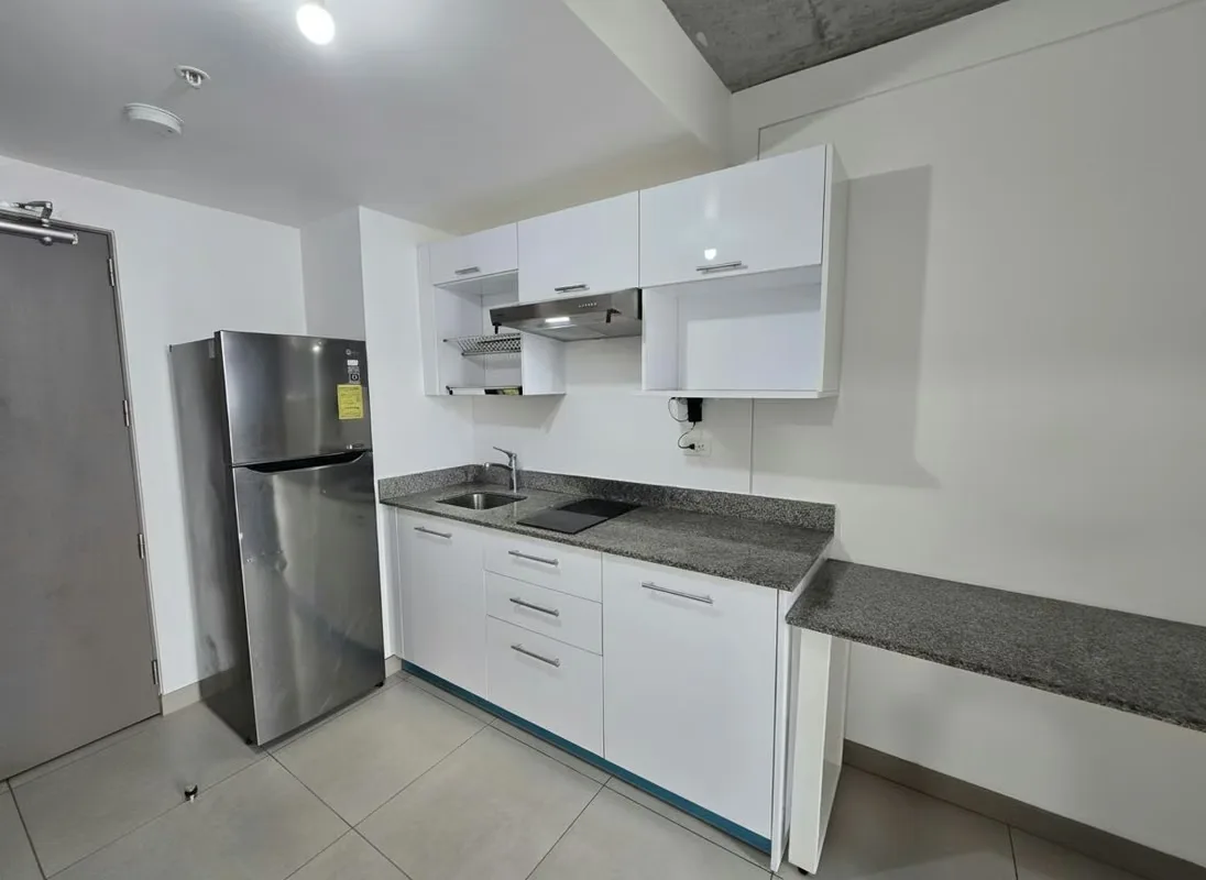 Moderno apartamento de 36 m², ubicado en el piso 17 de Torre iFreses, Curridabat, con una excelente vista panorámica y una distribución funcional que aprovecha cada espacio.