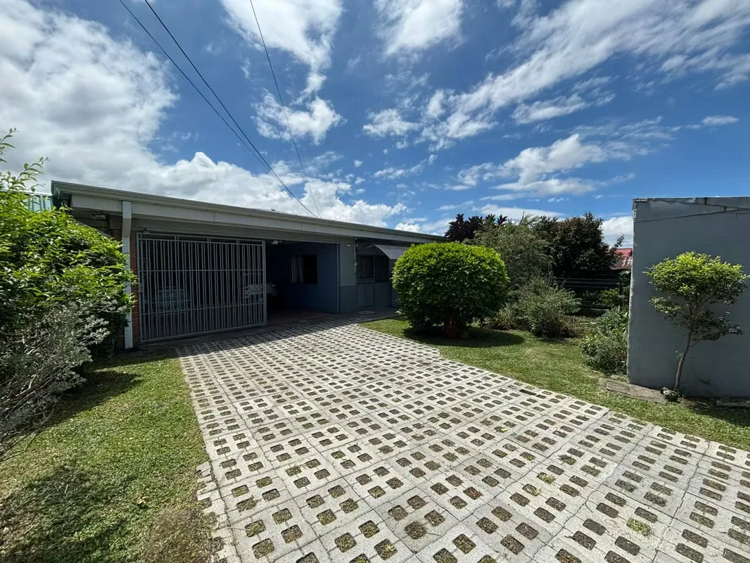 Hermosa y espaciosa casa de una planta, ubicada en San Rafael de Heredia, ideal para quienes buscan comodidad, amplias áreas ...