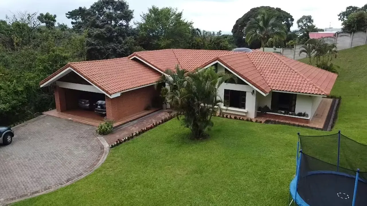 House for sale in Grecia, with a pool, gazebo, water well