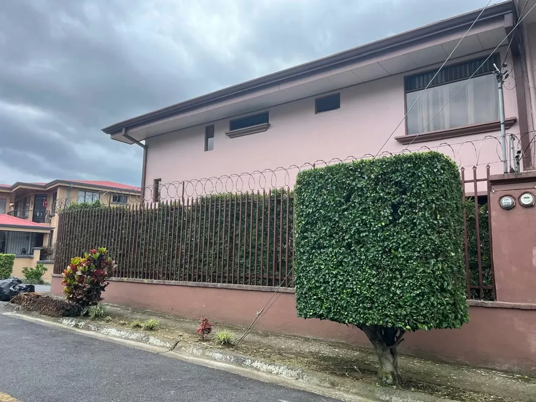 Alquilo hermosa casa de dos niveles en excelente ubicación. Es espaciosa, muy cómoda, cuenta con gran iluminación natural, excelente ventilación cruzada y zona muy segura. Ideal ..., photo 2