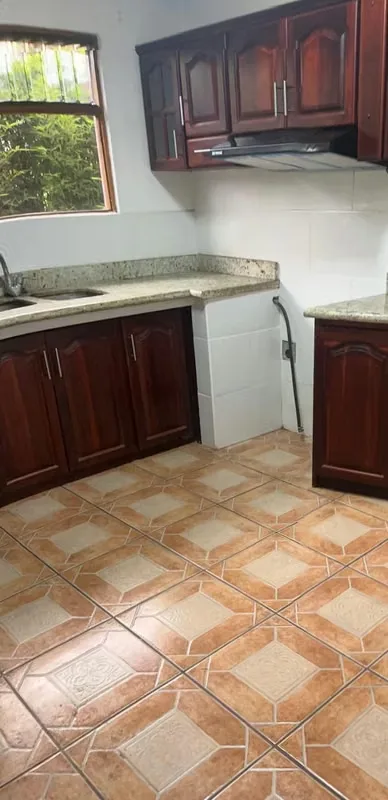 Alquilo hermosa casa de dos niveles en excelente ubicación. Es espaciosa, muy cómoda, cuenta con gran iluminación natural, excelente ventilación cruzada y zona muy segura. Ideal ..., photo 4
