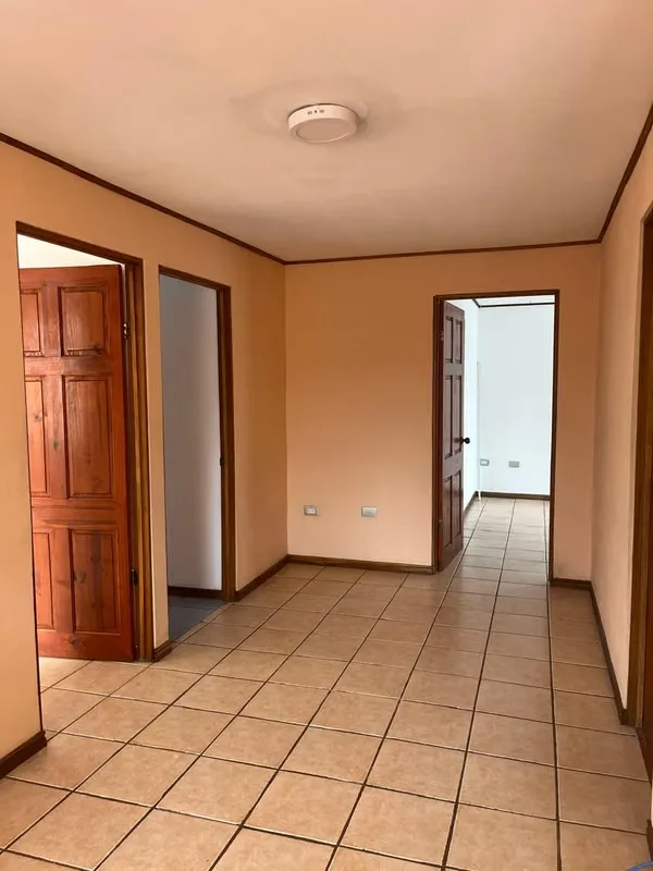 Alquilo hermosa casa de dos niveles en excelente ubicación. Es espaciosa, muy cómoda, cuenta con gran iluminación natural, excelente ventilación cruzada y zona muy segura. Ideal ..., photo 5