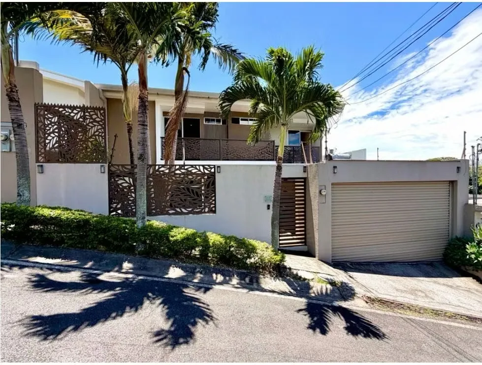 Casa en venta en Residencial Los Eliseos, Bello Horizonte de Escazú. Una opción para quienes buscan tres habitaciones y una oficina en el primer piso, con espacios para trabajar, ...