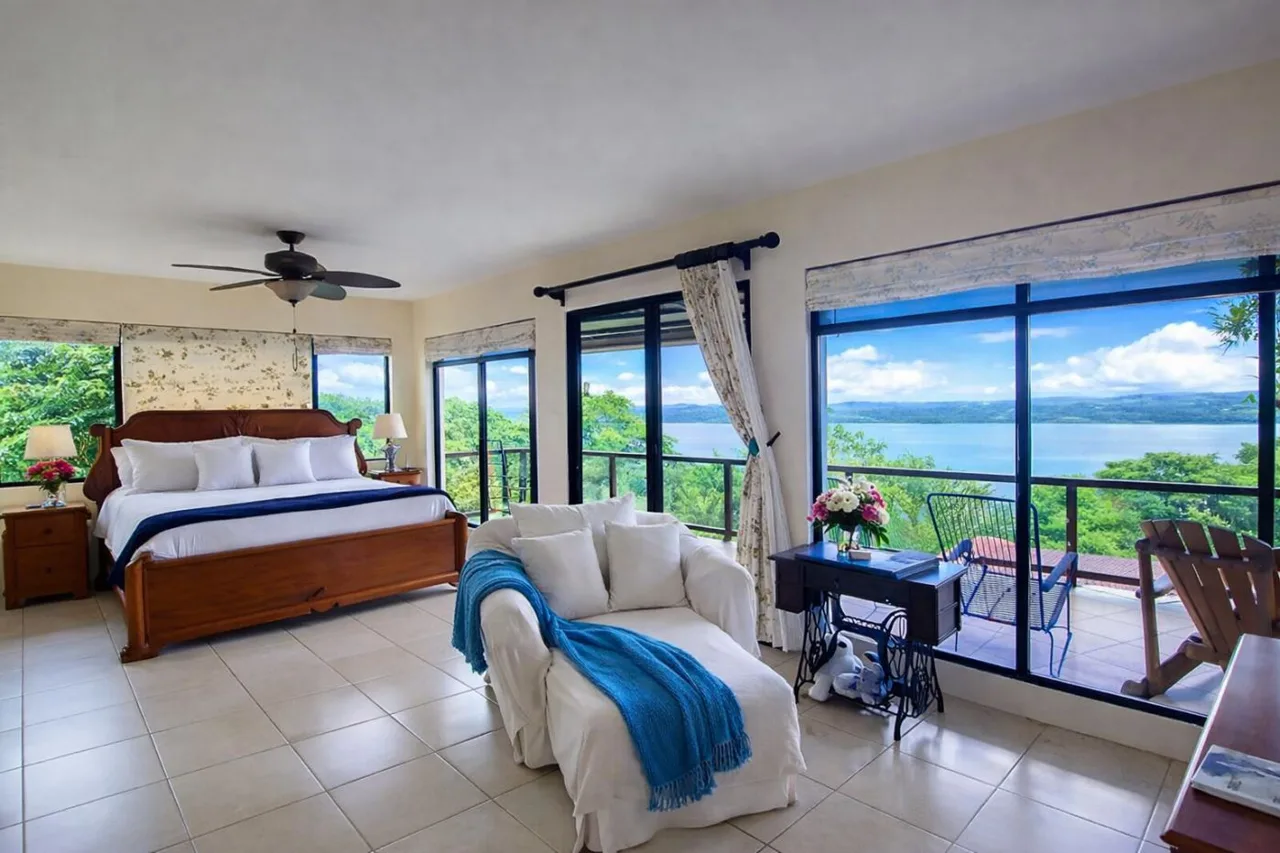 Private Off-Grid-Ready 8.15 Acre Estate with Panoramic Lake Arenal &amp; Volcano Views - Lower Level Apartment, Garage &amp; Workshop, photo 11