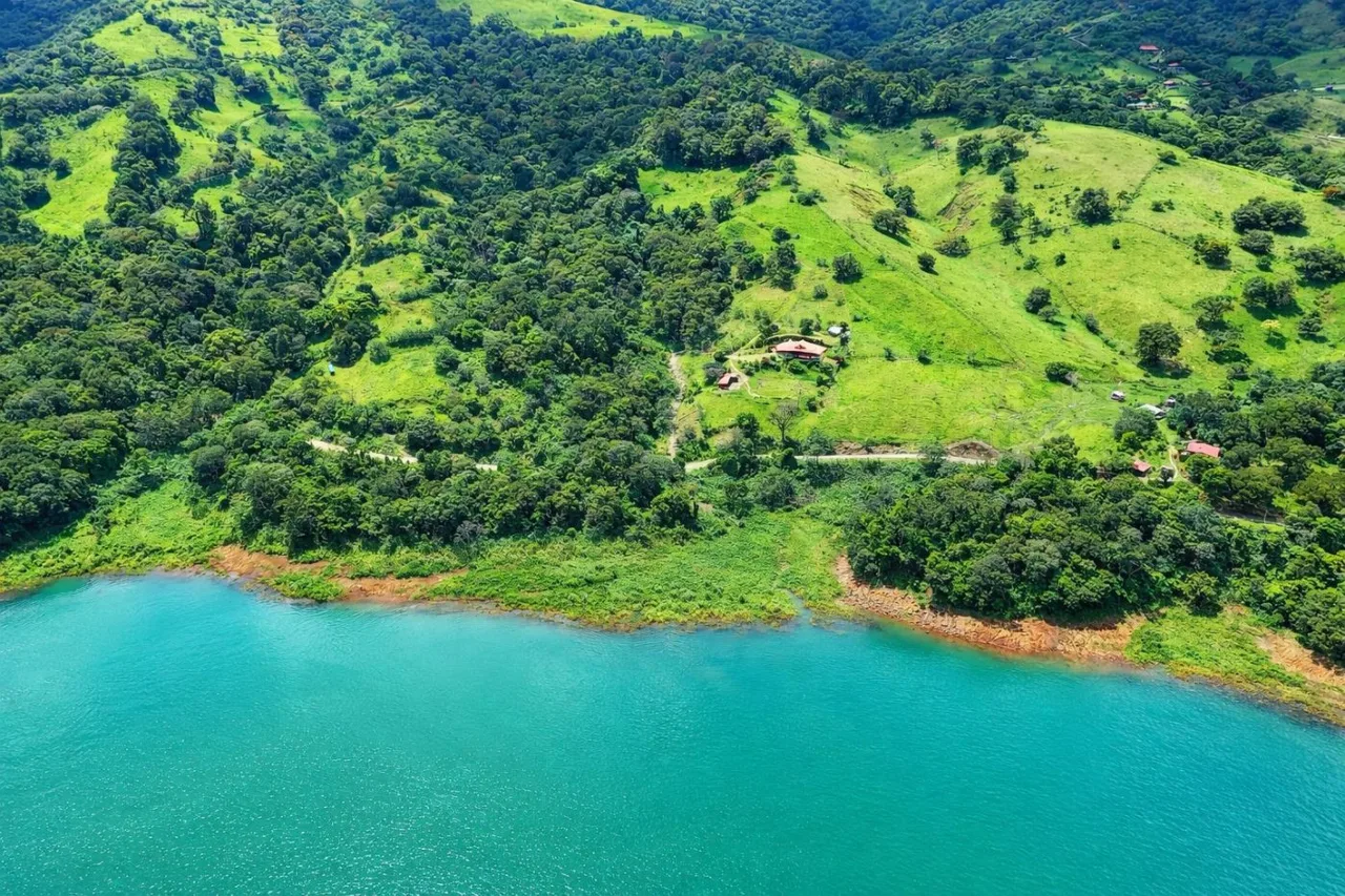 Private Off-Grid-Ready 8.15 Acre Estate with Panoramic Lake Arenal &amp; Volcano Views - Lower Level Apartment, Garage &amp; Workshop, photo 3