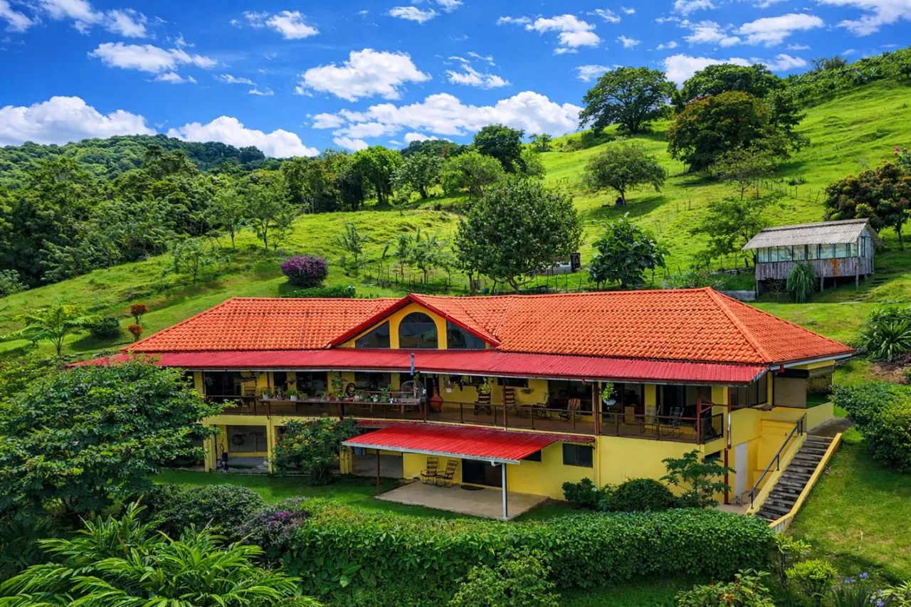 Private Off-Grid-Ready 8.15 Acre Estate with Panoramic Lake Arenal &amp; Volcano Views - Lower Level Apartment, Garage &amp; Workshop, photo 4