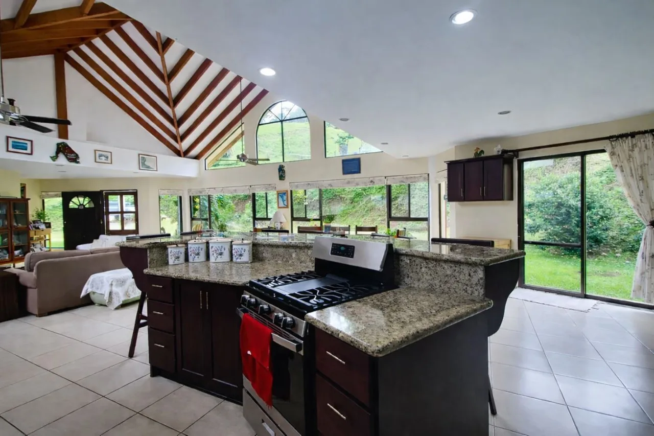 Private Off-Grid-Ready 8.15 Acre Estate with Panoramic Lake Arenal &amp; Volcano Views - Lower Level Apartment, Garage &amp; Workshop, photo 6