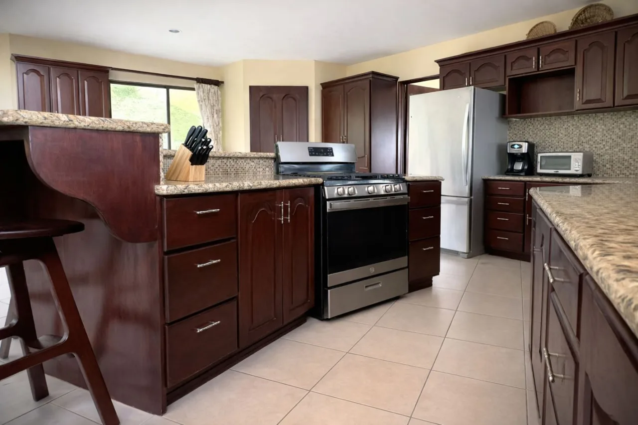 Private Off-Grid-Ready 8.15 Acre Estate with Panoramic Lake Arenal &amp; Volcano Views - Lower Level Apartment, Garage &amp; Workshop, photo 7