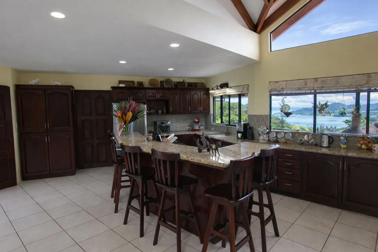 Private Off-Grid-Ready 8.15 Acre Estate with Panoramic Lake Arenal &amp; Volcano Views - Lower Level Apartment, Garage &amp; Workshop, photo 10