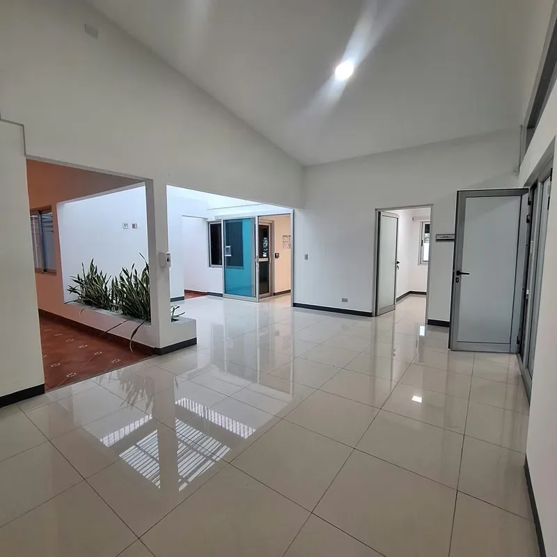 Establezca su organización en el punto más cotizado y de mayor prestigio de Rohrmoser. Este exclusivo complejo corporativo de 770 m² fusiona una presencia imponente con una ...