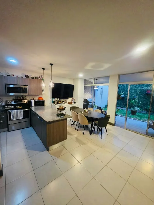Casa moderna en Condominio Hacienda Lincoln en Santo Domingo de Heredia. Excelente ubicación cerca de vías principales, comercios, centros educativos y lugares de trabajo.