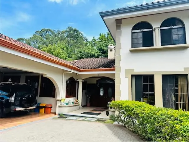Esta es una de esas casas que lo tiene todo y más! Con un potencial ilimitado para adaptar los espacios a tus necesidades en un terreno de 770 m2.