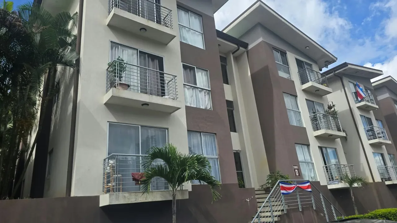 Cómodo apartamento de 2 habitaciones y 1 baño, con amplia cocina y sala, ubicado en un condominio con excelentes amenidades. Disfrute de piscina, casa club, parque infantil, parque ...