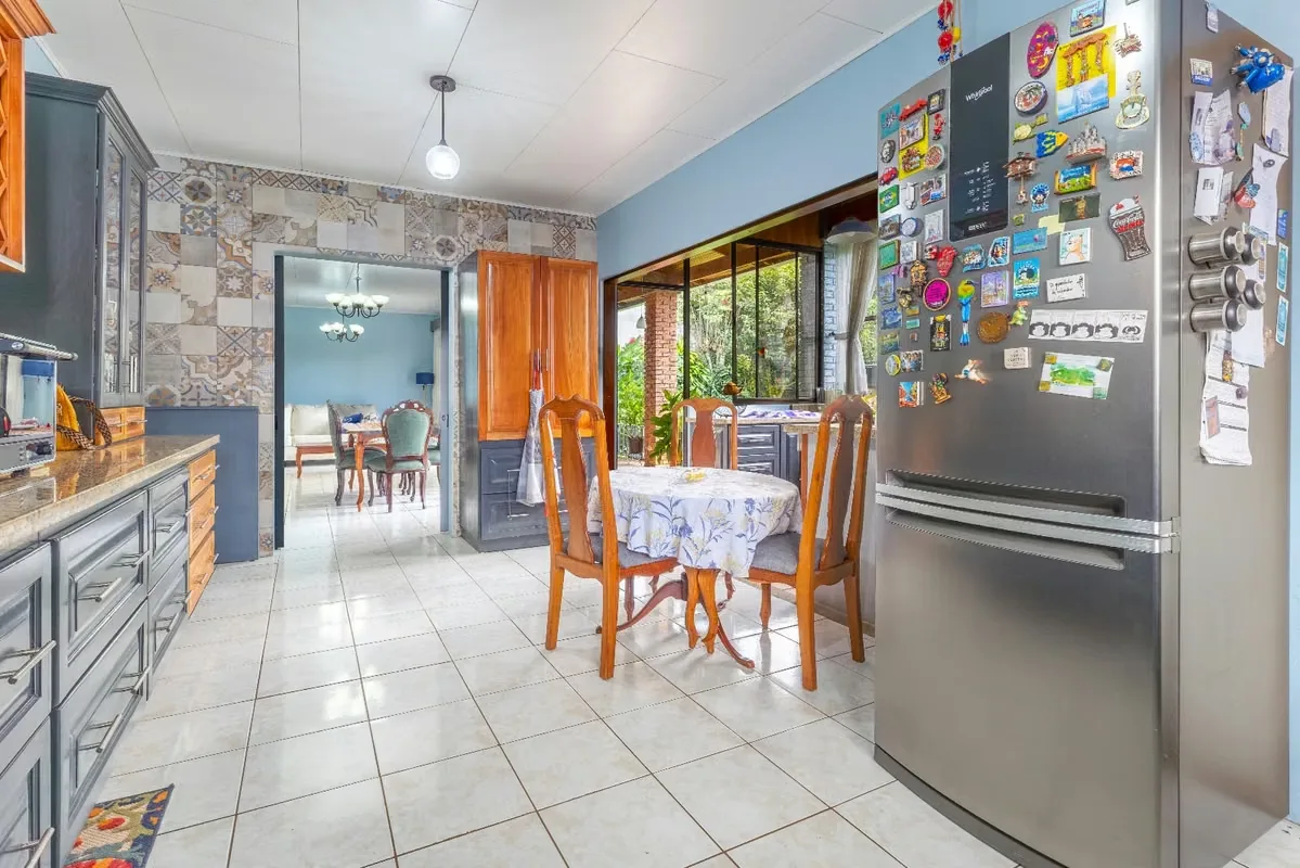 Descubrí una casa amplia de un solo nivel en Residencial Monte Real, con algo cada vez más difícil de encontrar cerca del centro: espacio de verdad. Con dos cocinas, dos salas de TV ...