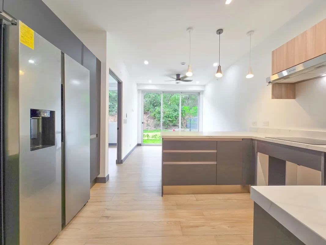 Para estrenar! Lujoso apartamento con jardín y línea blanca en Santa Ana