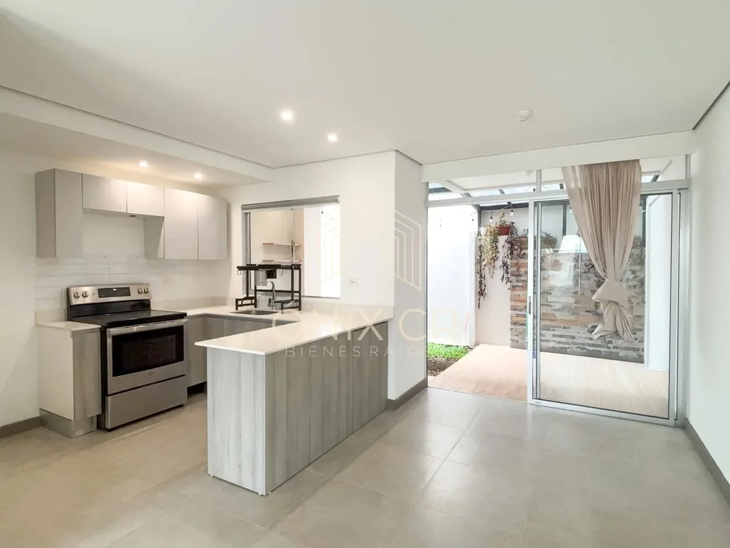 Contemporary style house in condo with first level amenities. Located in a strategic and easily accessible area near Sabanilla, perfect for couples, professionals who make home office ...