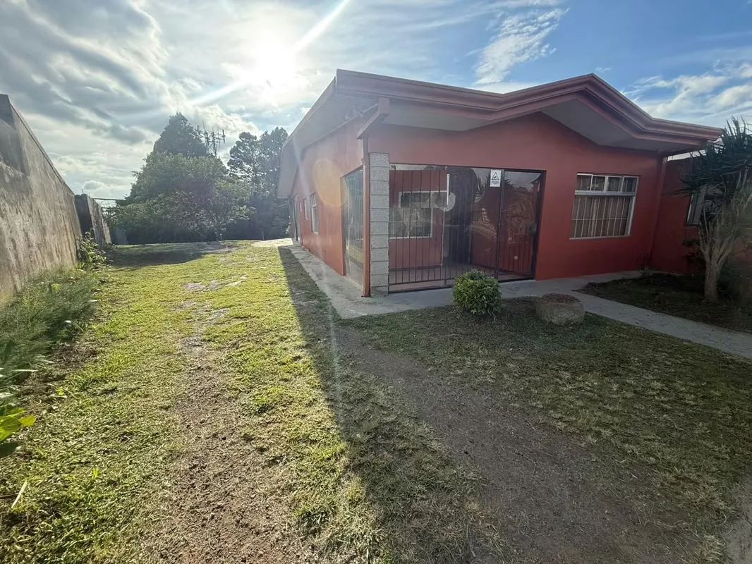 Una excelente oportunidad para quienes buscan una casa de una planta con amplio ...