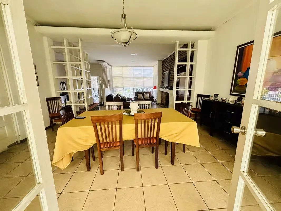 Esta hermosa casa cuenta con una inmejorable ubicación, cerca del Mall San Pedro, plazas, restaurantes, centros médicos, supermercados entre otros. De fácil acceso., photo 9