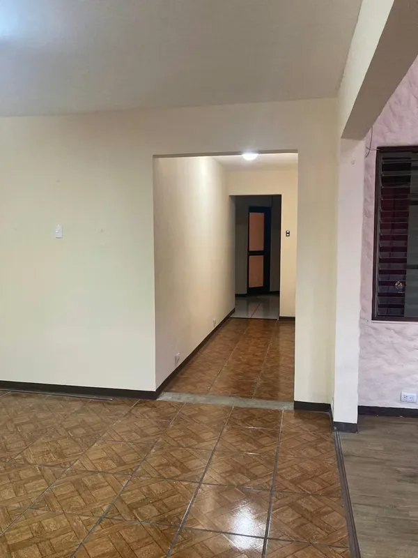 Hay hogares que simplemente se sienten bien desde que entras. Esta acogedor apartamento dentro de una propiedad de 4 unidades en La Sabana es uno de esos espacios donde la amplitud, la ...