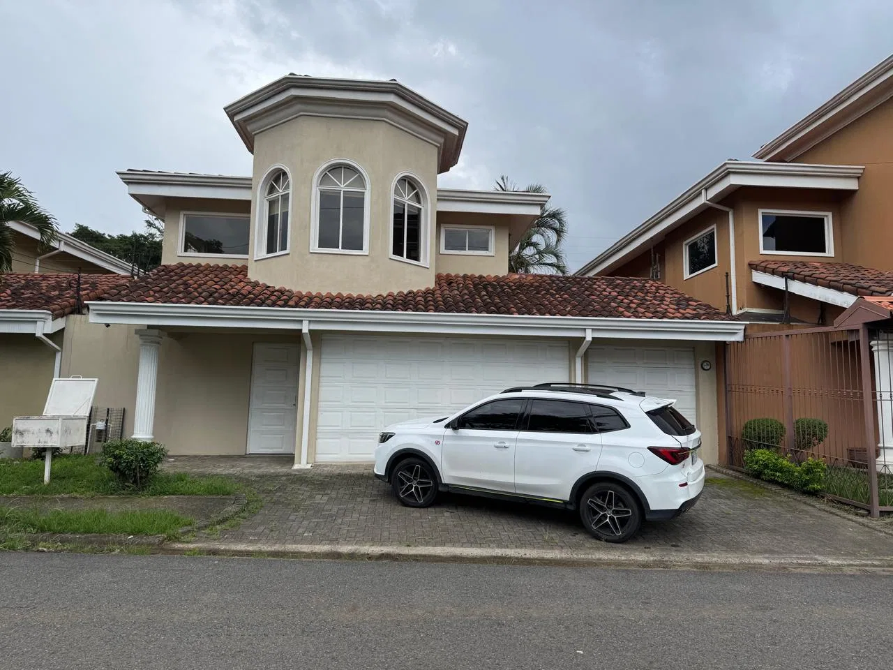 Remate Bancario !!! Está preciosa Casa en residencial privado en Escazú, cochera para 4 vehículos, patio en L.