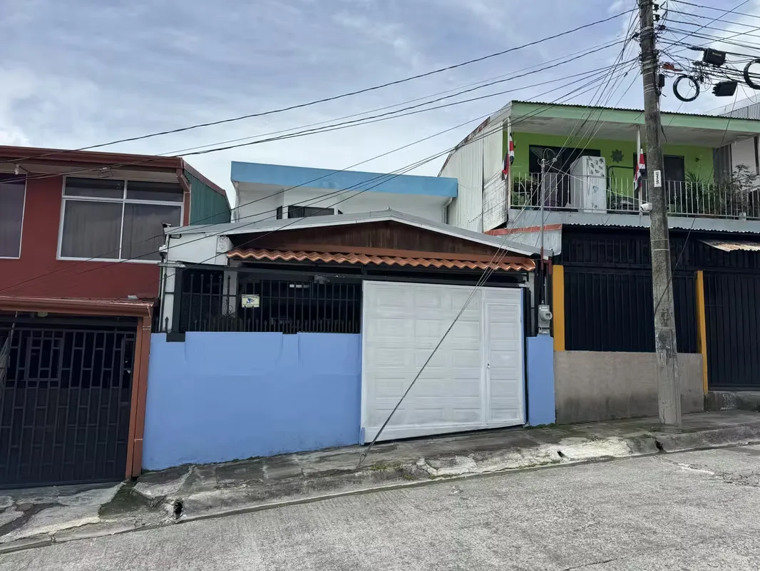 Excelente oportunidad para adquirir una amplia y cómoda casa de dos plantas, ubicada en una urbanización tranquila, organizada y con un ambiente residencial muy agradable.
