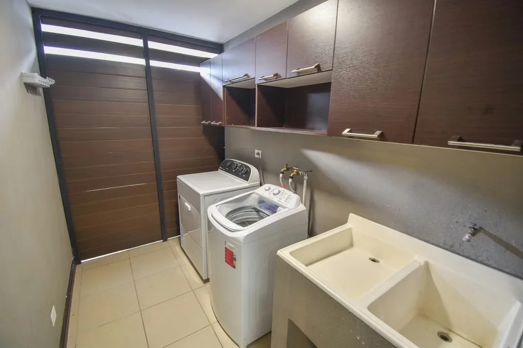 Una casa familiar funciona mejor cuando los espacios para compartir y los espacios para desconectarse no tienen que competir entre sí., photo 2