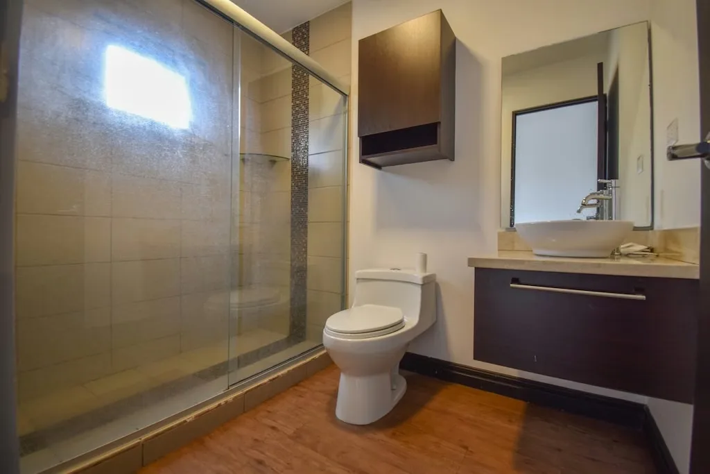 Una casa familiar funciona mejor cuando los espacios para compartir y los espacios para desconectarse no tienen que competir entre sí., photo 16