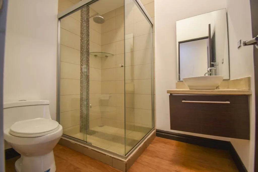 Una casa familiar funciona mejor cuando los espacios para compartir y los espacios para desconectarse no tienen que competir entre sí., photo 5