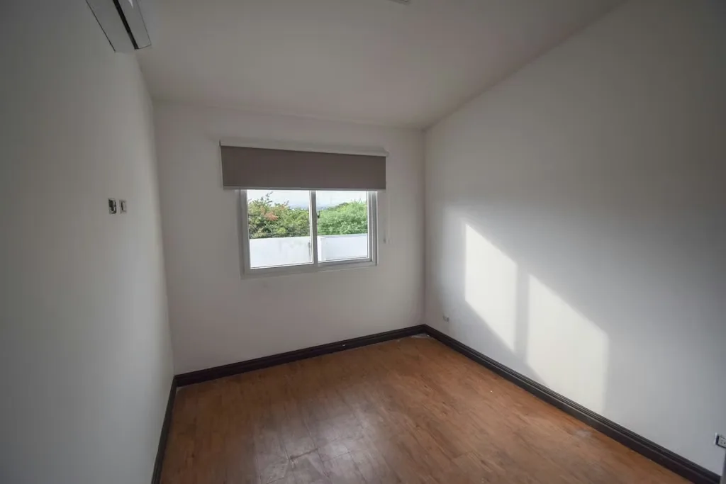 Una casa familiar funciona mejor cuando los espacios para compartir y los espacios para desconectarse no tienen que competir entre sí., photo 7