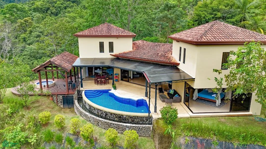Finca residencial multifamiliar en la selva de Costa Rica con vistas al océano.