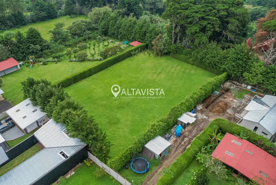 Lote plano y amplio en San Rafael de Heredia