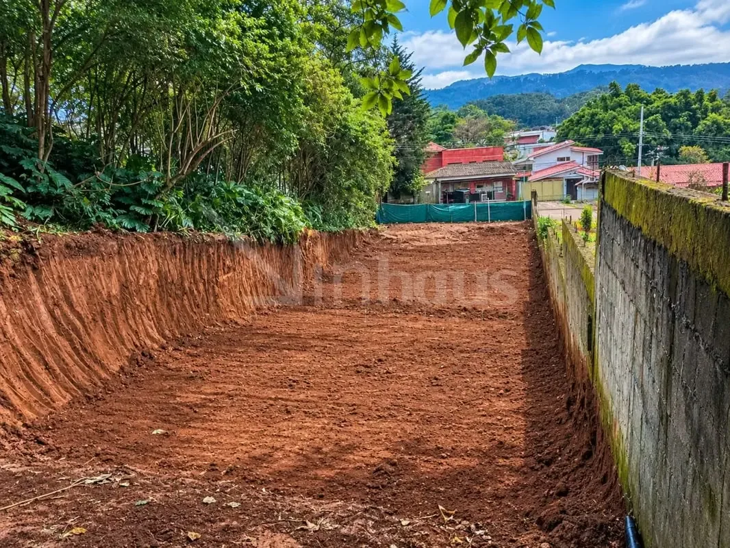 An excellent location to create a unique residence. This 444 m2 lot is located in a residential area of great convenience, very close to the Saint Clare College, and offers a special ...