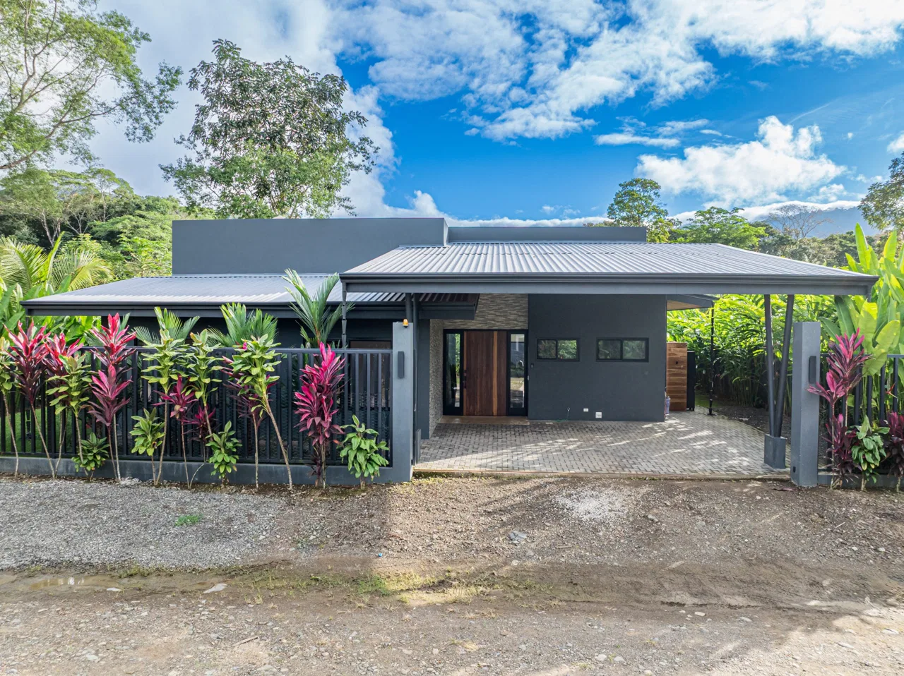 PROPERTY WITH THREE BEDROOM NEAR TO EVERYTHING, IN UVITA CENTER – 0.11 ACRES