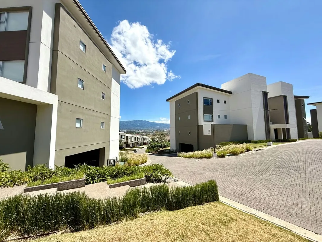 Descubre este elegante apartamento con línea blanca, ubicado en Dukana, un exclusivo condominio de casas y apartamentos.