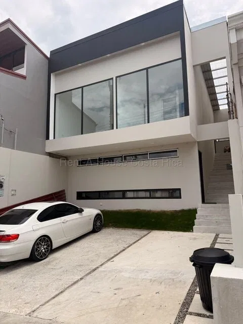 Se alquila casa en Ulloa Heredia 27-637 - Alquiler / Renta en Escazú