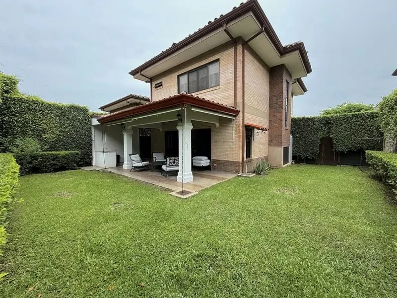 Casa Familiar Amueblada en Alquiler en Santa Ana | Condominio Puerta de Hierro ID24043
