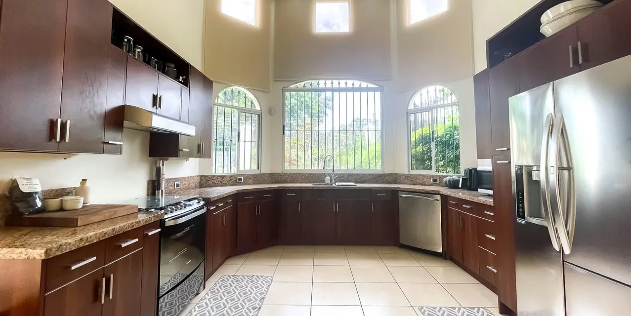 Home 3BR in Escazu Trejos Montealegre - Garden Views - Near Avenida, photo 6