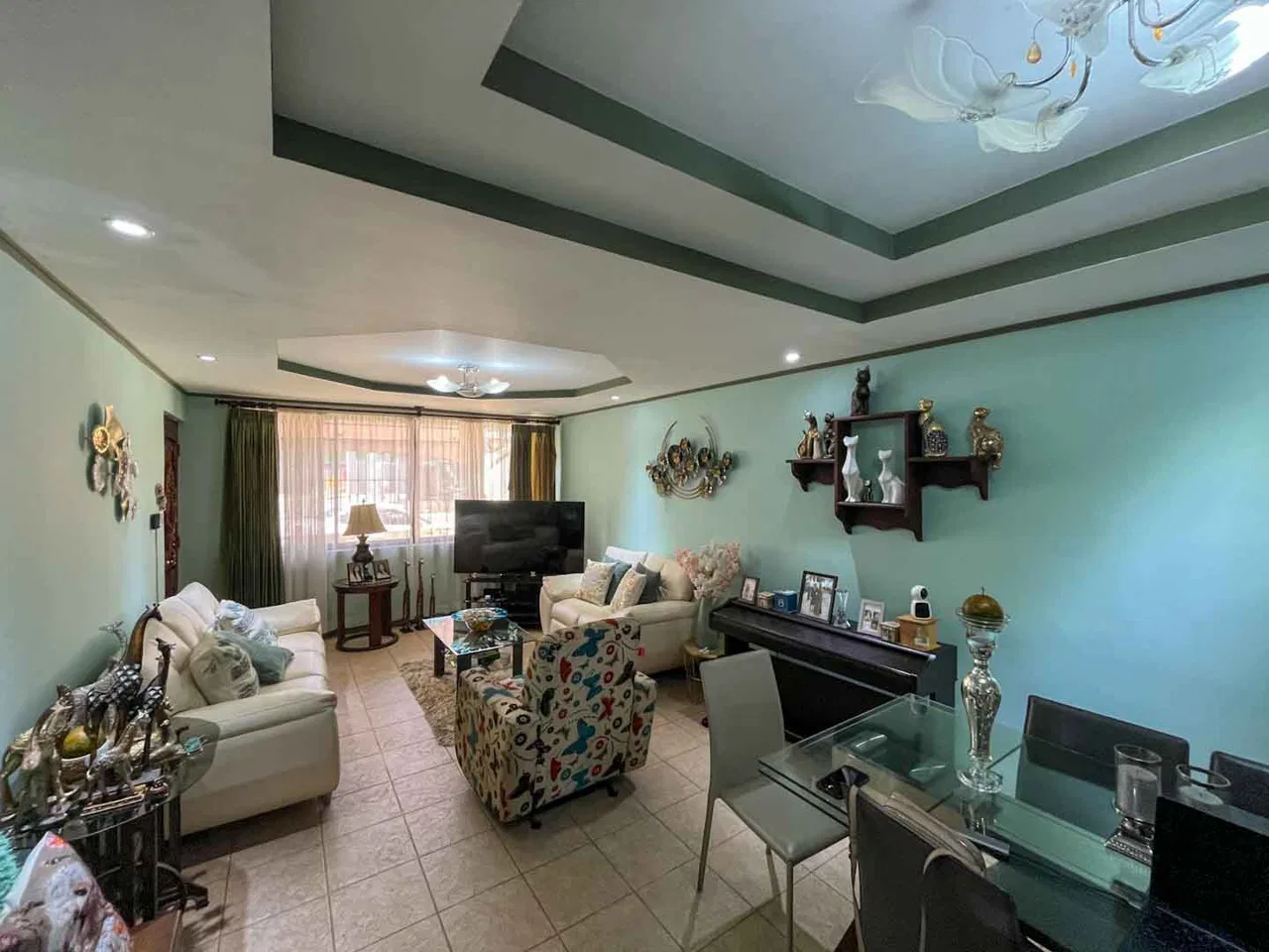 Casa en venta en Gravilias de Desamparados, amplia y de un solo nivel con 3 habitaciones, oficina y patio