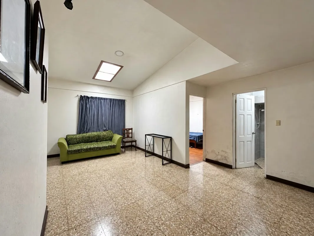 Single-story home with a spacious attic, located in La Pacífica, San Francisco de Dos Ríos, in a residential area with excellent access to shops, services, and recreational ...
