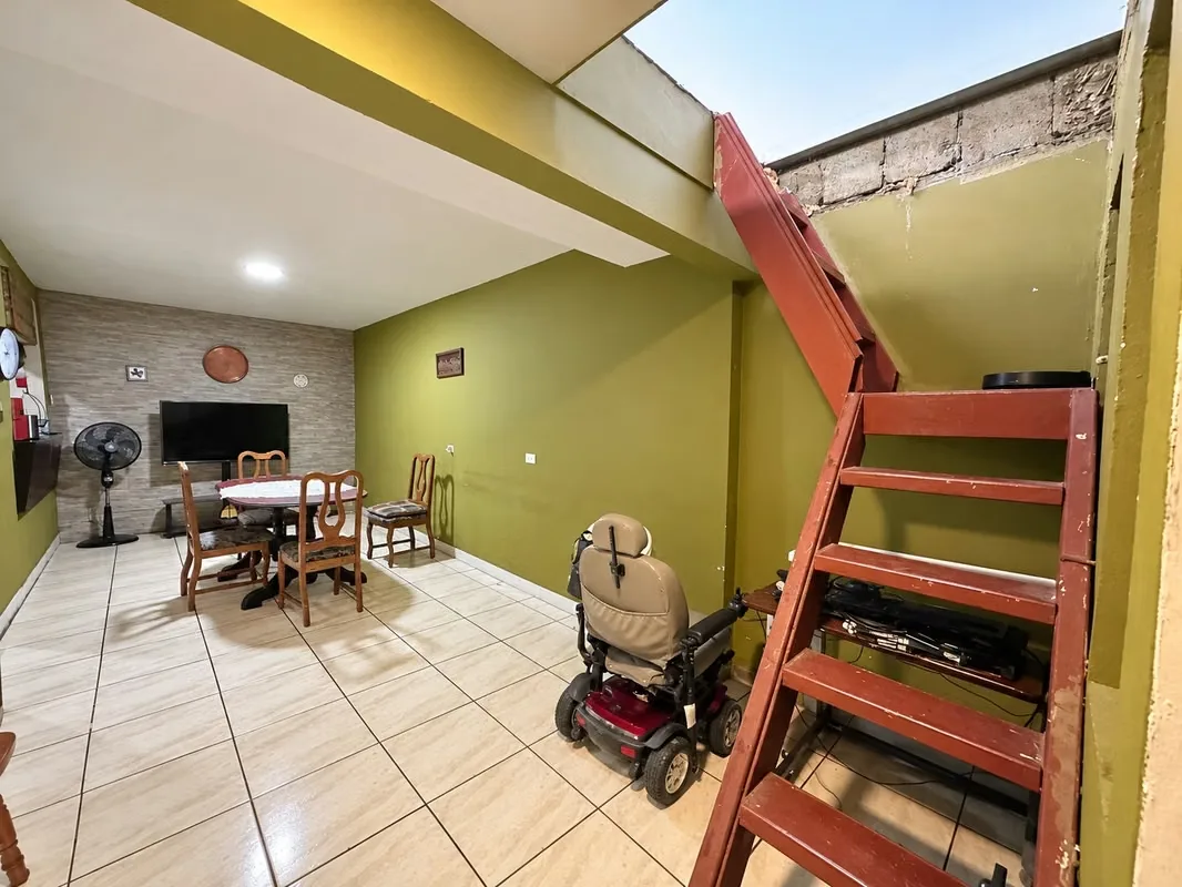 Single-story home with a spacious attic, located in La Pacífica, San Francisco de Dos Ríos, in a residential area with excellent access to shops, services, and recreational ..., photo 4