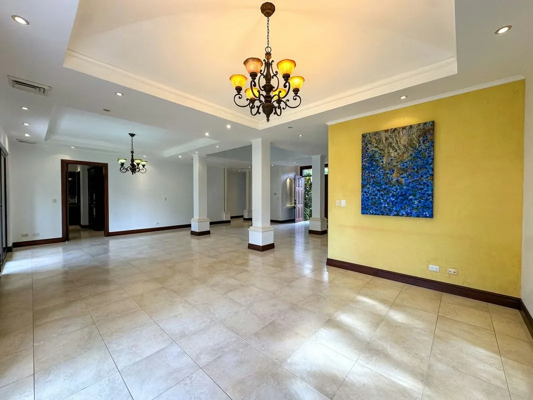 Esta hermosa casa en Hacienda del Sol ofrece un estilo de vida exclusivo en una de las comunidades residenciales más reconocidas de la zona oeste.