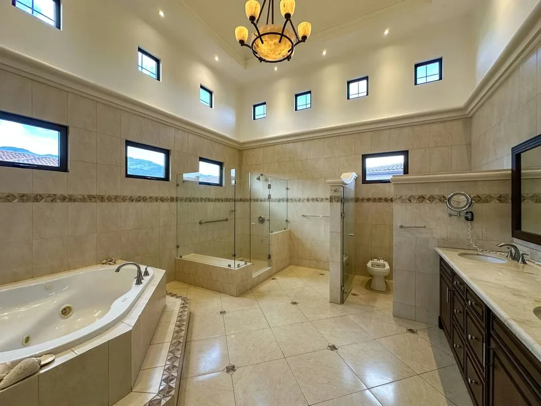 Esta hermosa casa en Hacienda del Sol ofrece un estilo de vida exclusivo en una de las comunidades residenciales más reconocidas de la zona oeste., photo 12