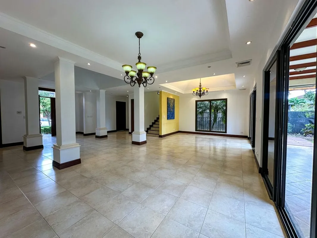 Esta hermosa casa en Hacienda del Sol ofrece un estilo de vida exclusivo en una de las comunidades residenciales más reconocidas de la zona oeste., photo 3