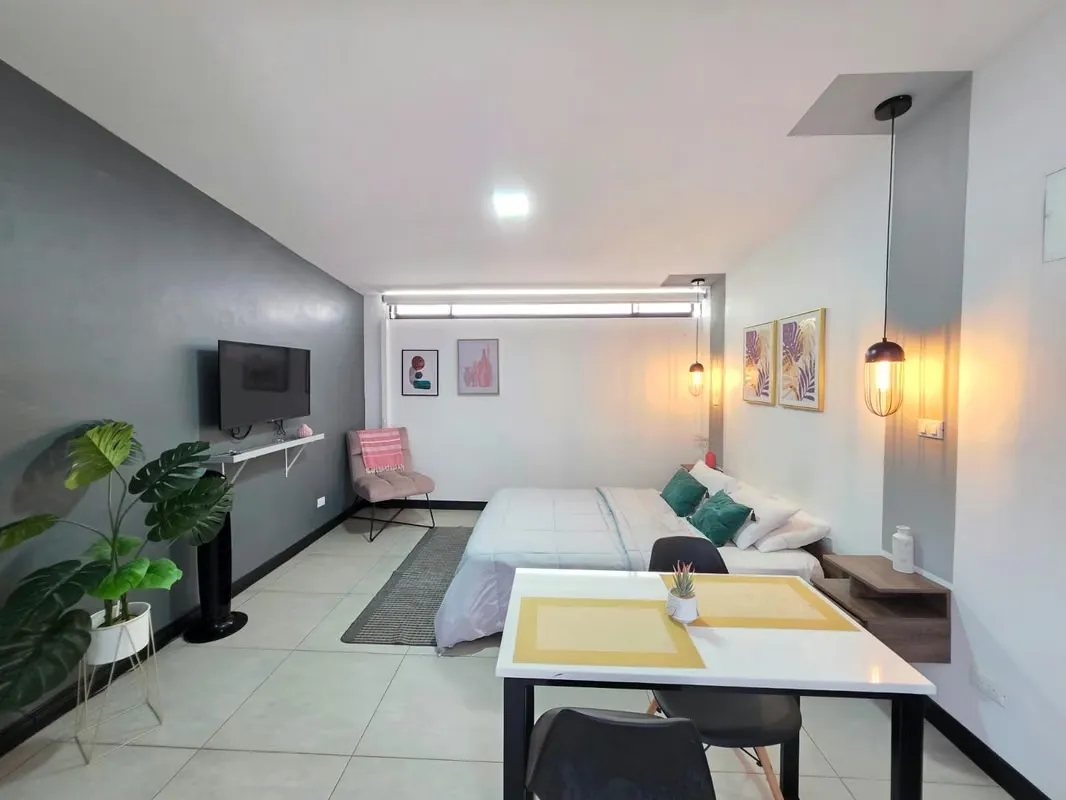 Alquiler de apartamento full amueblado con servicios. Sabanilla, photo 3